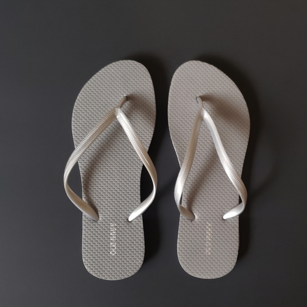 BRAND NEW! OLD NAVY GRAY/ SILVER THONG FLIP FLOPS